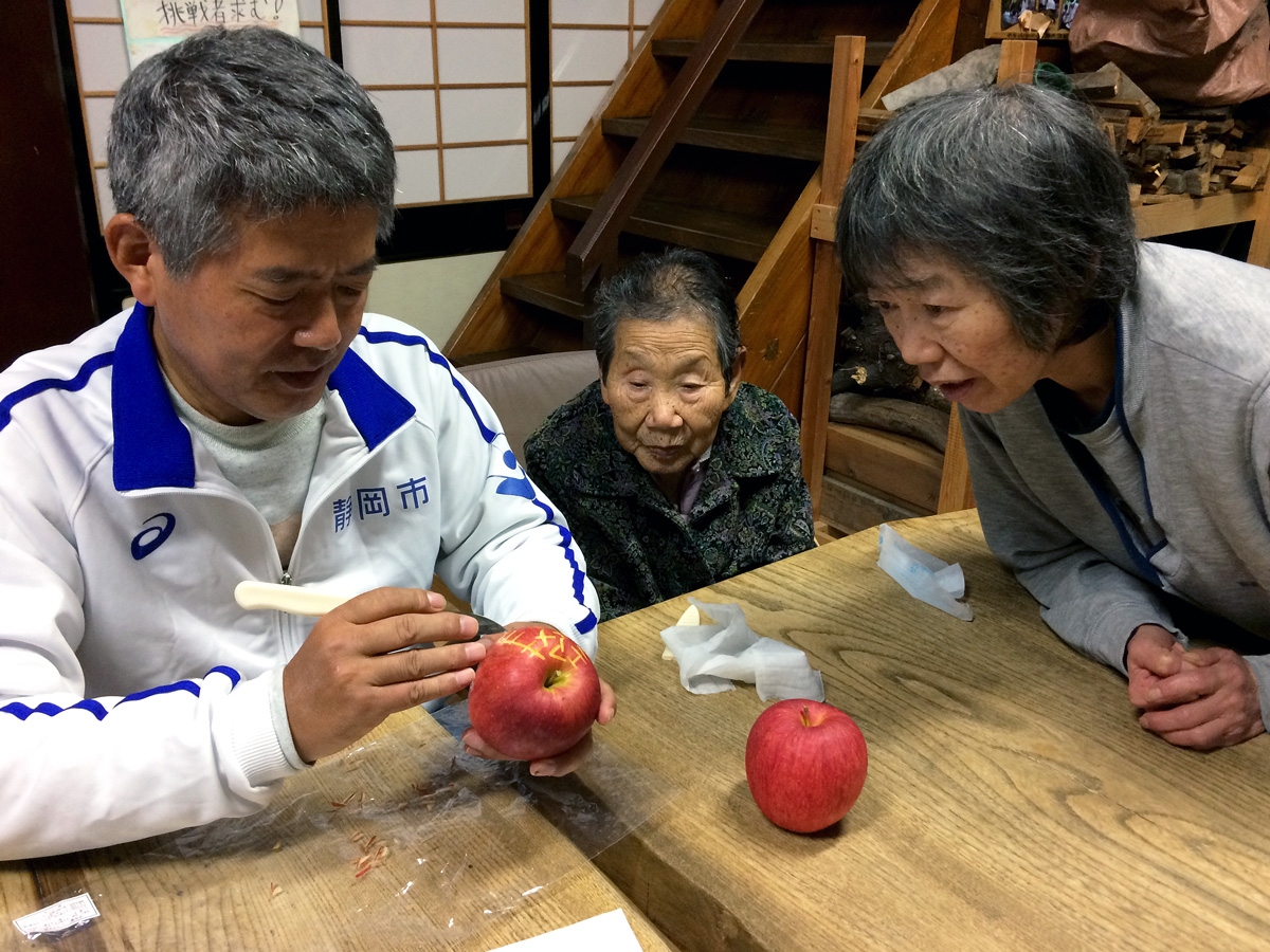 写真：息を呑みこんで、見つめています！